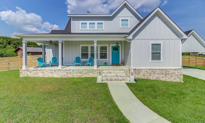 Long Beach House | Bright beach house steps from the sand & memories