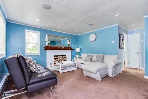Gleneden Beach House | Bright Beach Town Bungalow