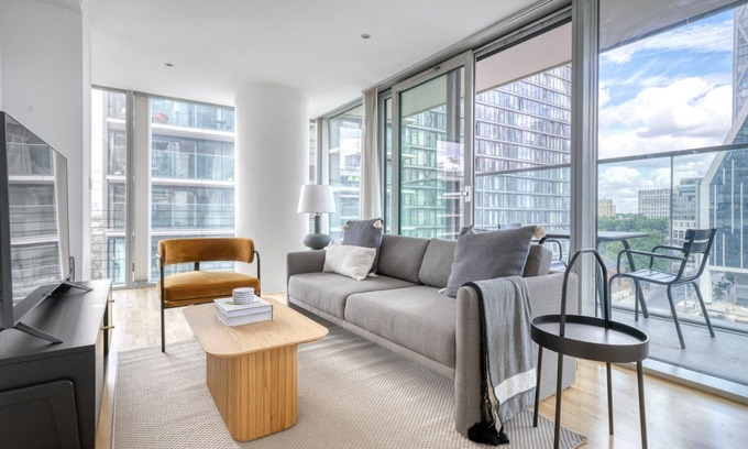 Canary Wharf Apartment | Bright Canary Wharf 1BR, steps to South Quay light rail, by Blueground