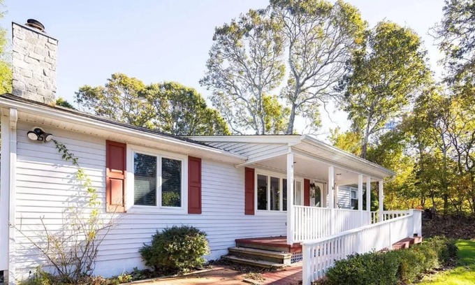 Culloden Shores Cottage | Bright, charming cottage with 3 bedrooms and WiFi near sound beach