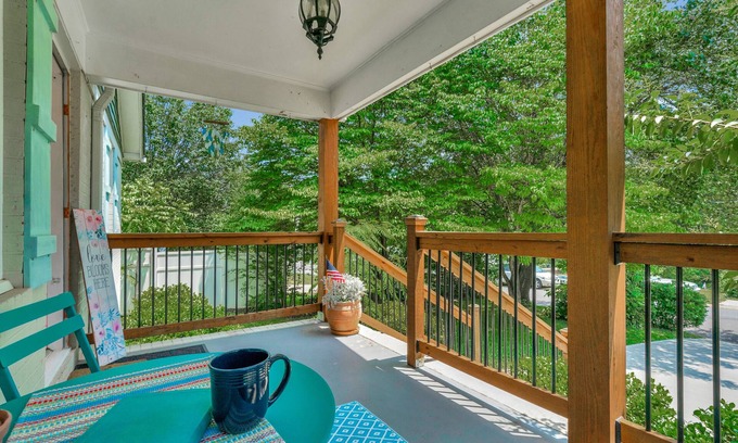 Fort Mill House | Bright & Cheery Bungalow - Mins to Downtwn Fort Mill