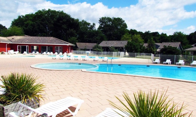 Ares House | Bright + Classic House | Quick Walk to the Beach!
