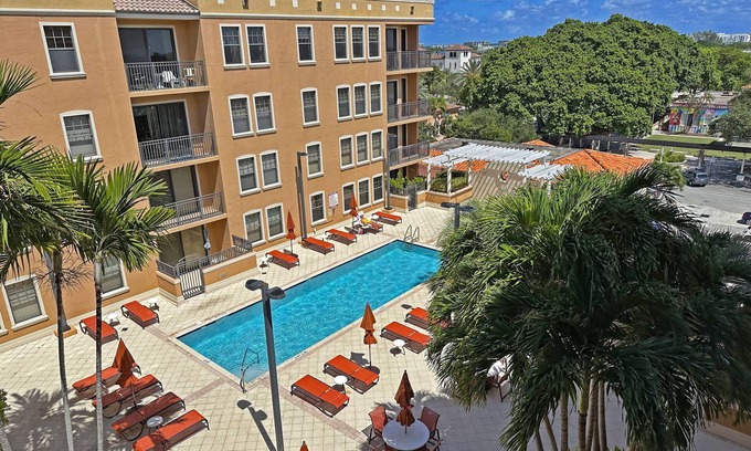 Parrot Cove Condo | Bright condo w/pool in downtown Lake Worth near beach, restaurants, parks