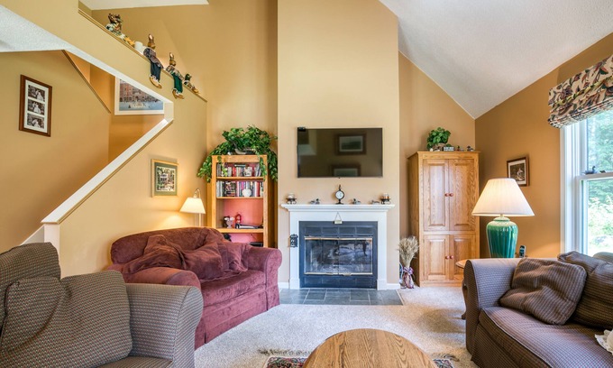 North Conway Condo | Bright condo with WiFi, fireplace, outdoor pool, & excellent location