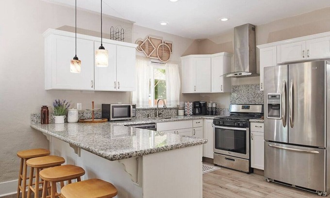 Tower District House | Bright & Cozy Best Tower District Location