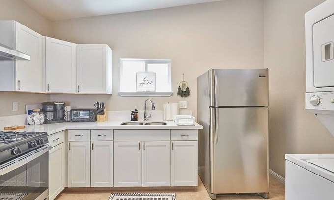 Tower District House | Bright & Cozy Studio Best Tower District Location