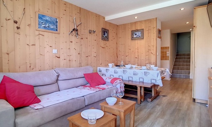 Les Menuires Apartment | Bright Duplex Apartment · Ski-in/Ski-out · Balcony