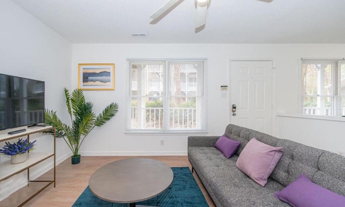 Durham Apartment | Bright Durham 1BR with Parking