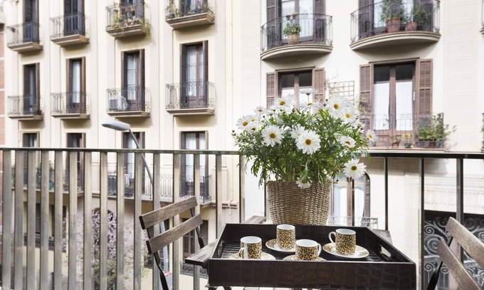 Sant Gervasi Apartment | Bright Executive Apart in the Center with Balcony