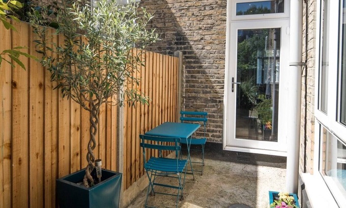 West Ham House | Bright, family and business friendly house