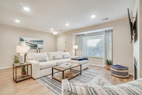 Helen Apartment | Bright Helen Cottage Walk to Town!