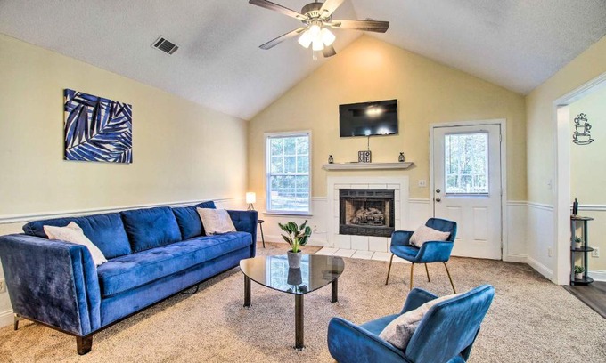 Hinesville House | Bright Hinesville Home with Yard Pet Friendly!