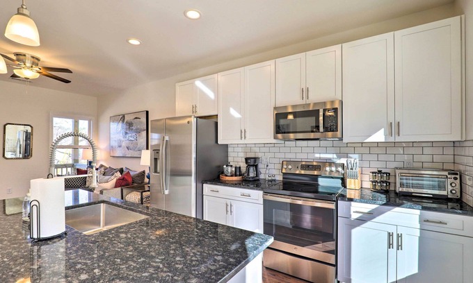 Oakley Cottage | Bright & Inviting Home by Biltmore Village w/Deck