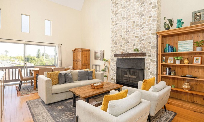 North Hollywood Condo | Bright LA Loft Style, 7 Ft Deep Pool, Fireplace
