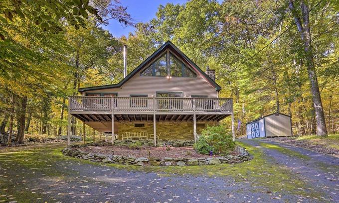 Lackawaxen Cabin | Bright Lackawaxen Cabin - 2 Mi to Big Bear!