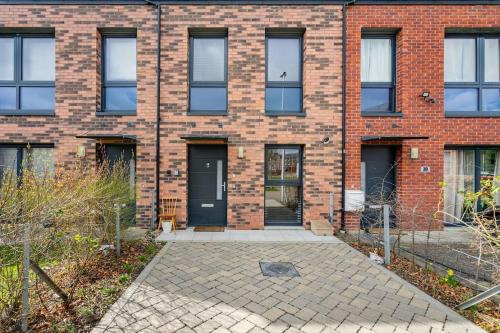 Muirhouse Apartment | Bright, modern 2 bedroom house with free parking!