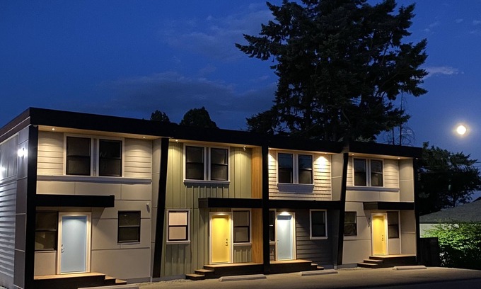 Regional District of Nanaimo House | Bright Modern Gem!