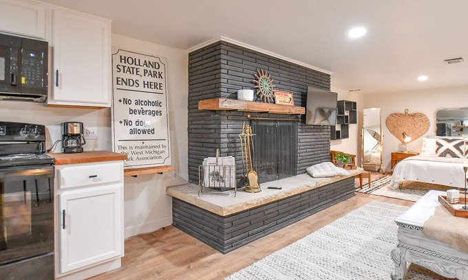 Allouez Apartment | Bright & Modern Open Concept Studio I Fireplace