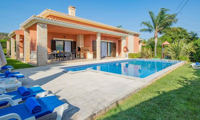 Messines de Baixo Villa | Bright modern villa with large pool