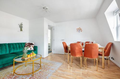 Warwick Apartment | Bright n' Charming Air Conditioned Two Bed in Heart of London