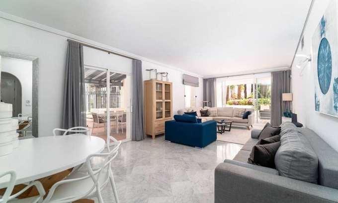 Golden Mile House | BRIGHT NEW APARTMENT IN PUENTE ROMANO