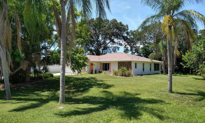 South Venice House | Bright Open Quiet Venice House Minutes from Beach and Intercoastal WaterwayTrail