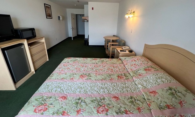 Renault Bed & Breakfast | Bright Petite Queen Suite in the Heart of Red Bud!