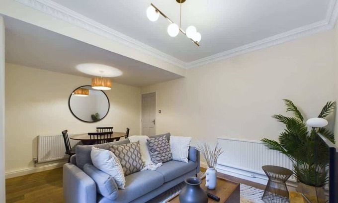 Pimlico Apartment | Bright Pimlico Flat with Private Courtyard Patio