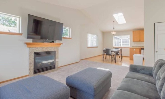 Brighton House | Bright & roomy 5 br house Only 15 min to downtown
