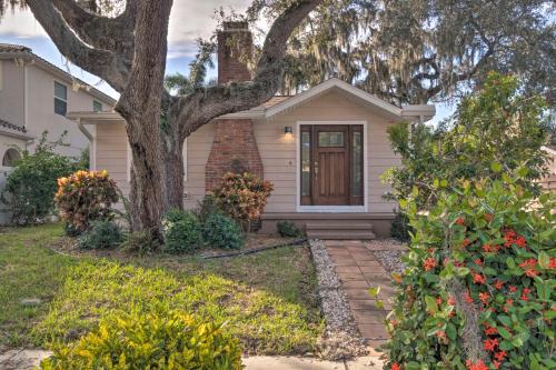 South Sarasota House | Bright Sarasota Bungalow - 5 Mi to Siesta Beach!