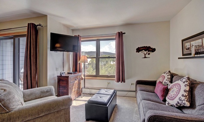 Historic District Condo | Bright Scenic Studio Walk to Ski and Apres-Ski - Sleeps 4