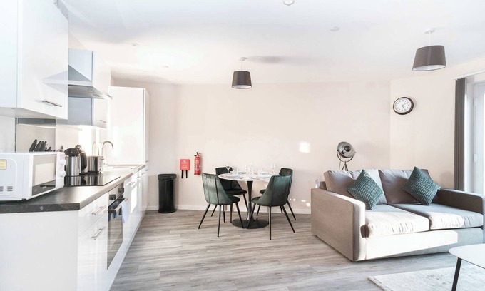Old Trafford Apartment | Bright & Spacious 2 Bedroom Manchester Apartment