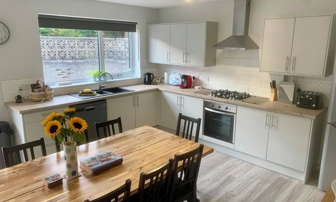 Portsoy House | Bright, Spacious 4-Bedroom, 4-Bathroom Home on Loch Soy