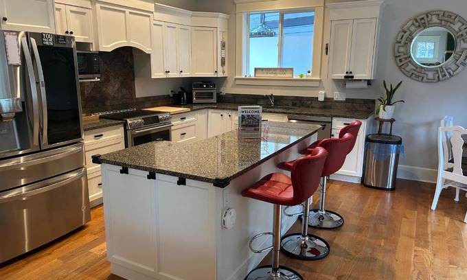 Victoria House | Bright Spacious Entire Home with Kids Backyard Set