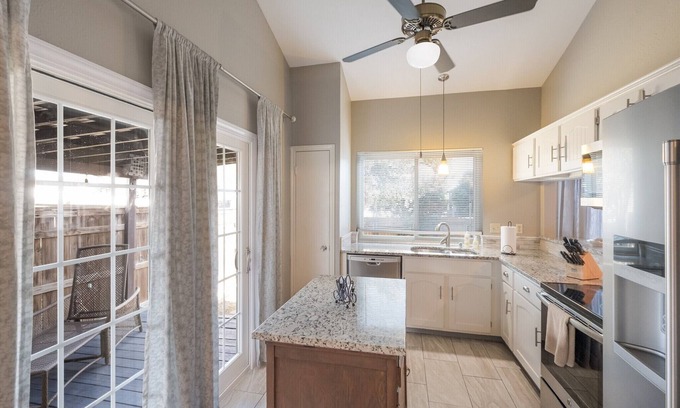 Medical Center District House | Bright Spacious Garden Home by South Texas Medical Center