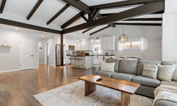 Van Nuys House | Bright Spacious Home With Office, BBQ & Backyard