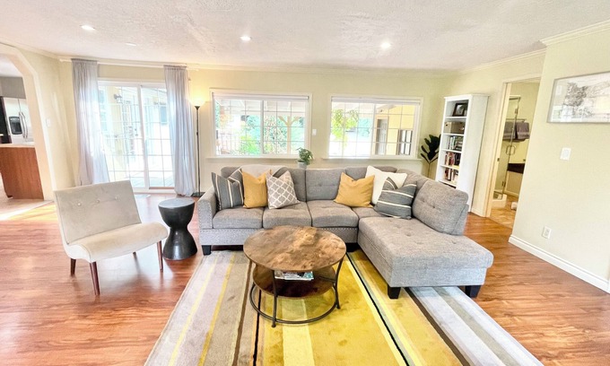 Parkrose Heights House | Bright Spacious Home, HUGE private backyard, 10 Mins to PDX Airport