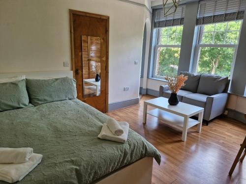 Highgate Apartment | Bright Studio Apartment in a perfect location