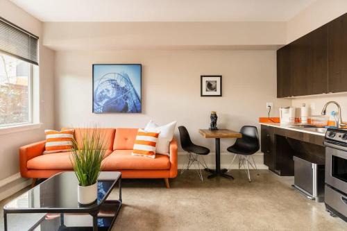 Belmont Apartment | Bright Studio Apartment - Food Carts & Local Shops