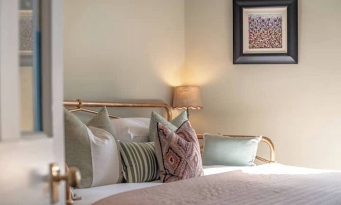 Shawlands Apartment | Bright & Stylish 2-Bedroom Apartment in Shawlands, Glasgow