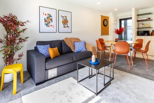 Addington Apartment | Bright & Stylish 2BR Near Addington Park
