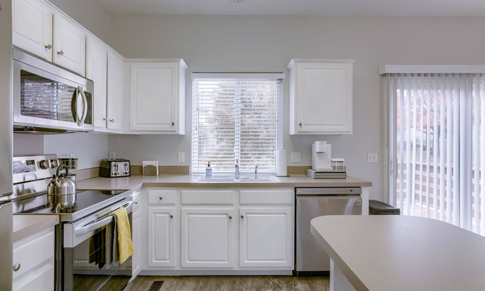 McArdle House | Bright, stylish, clean and close to every convenience!