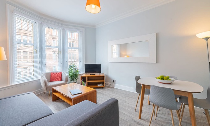 Glasgow Apartment | Bright stylish flat in Queen’s Park
