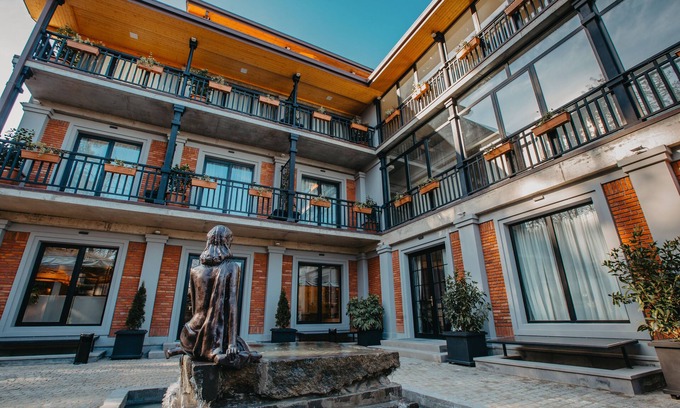 Telavi Hotel | Bright-stylish Place with pool, Bar& Restaurant