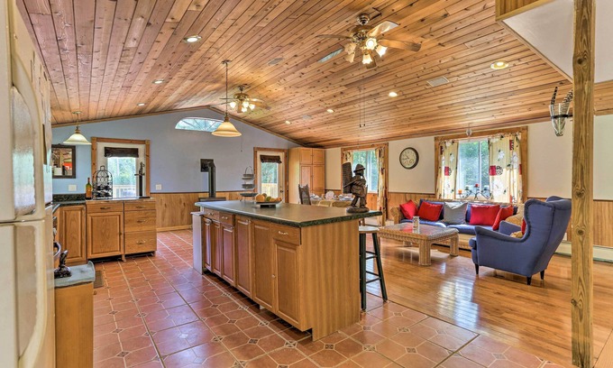 South Kortright Cottage | Bright Tucked-away Cabin w/Furnished Deck + Grill