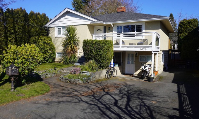 Gordon Head House | Brightly Lit Home In Victoria BC