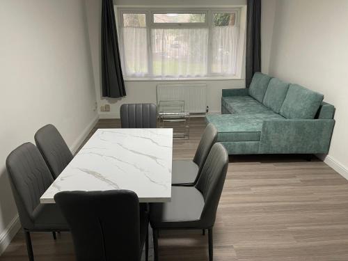 Patcham Apartment | Brighton Green Rose
