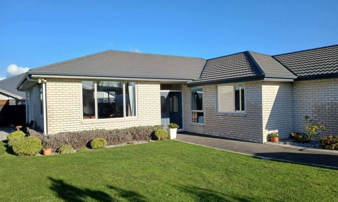 Brightwater House | Brightwater Beauty - Spa, BBQ, Trampoline & Pet Friendly!
