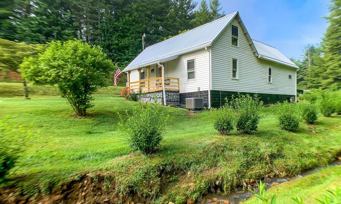 Jefferson Cottage | Bring the Pup to Mountain Jewel! Pet-Friendly, Perfect for Sept Adventures