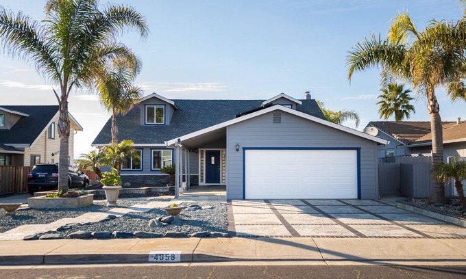 Discovery Bay House | Bring the whole family! 7 Bdrm, nice deck, big dock, close to fast water💦